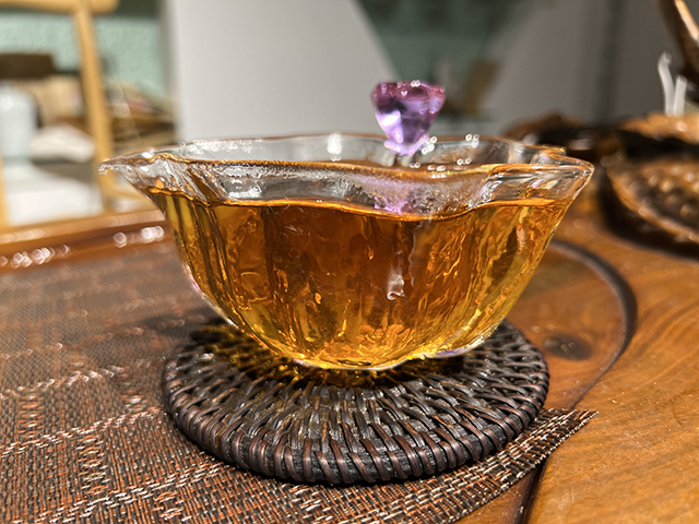 图为1999年9901批千禧红印易武圆茶