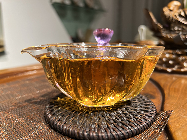 图为1999年9901批千禧红印易武圆茶