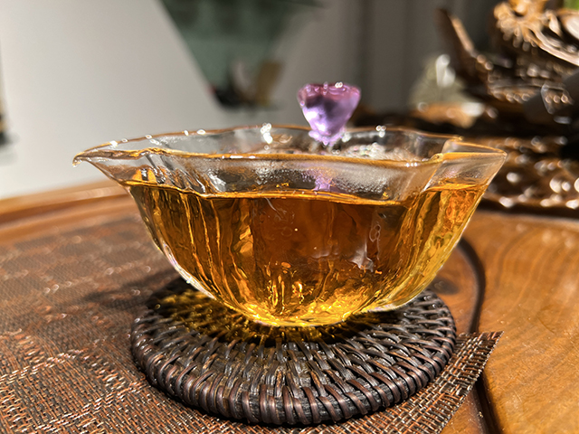 图为1999年9901批千禧红印易武圆茶