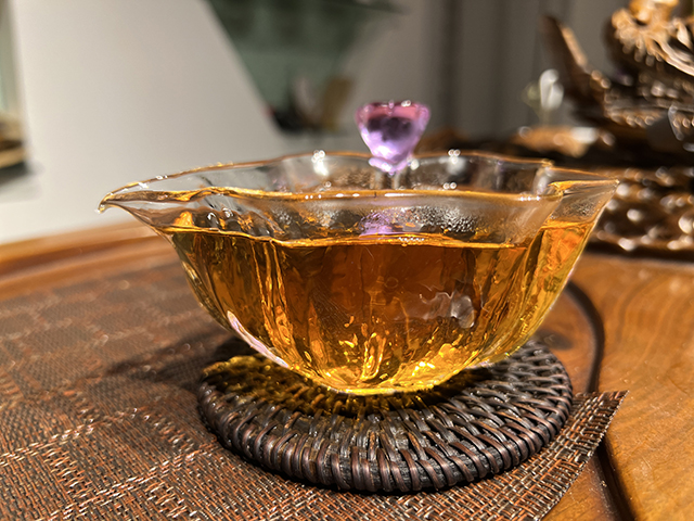 图为1999年9901批千禧红印易武圆茶