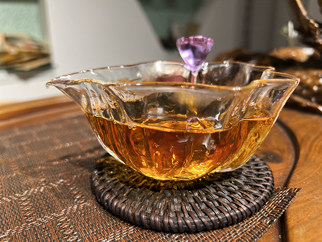 图为1999年9901批千禧红印易武圆茶