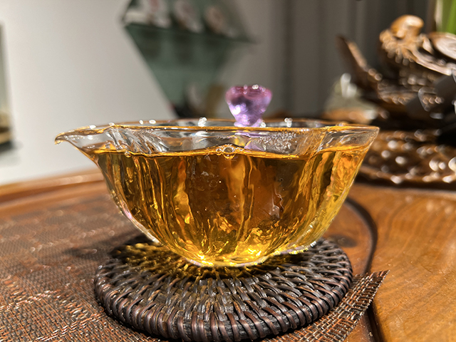 图为1999年9901批千禧红印易武圆茶