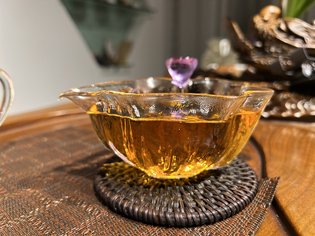 图为1999年9901批千禧红印易武圆茶