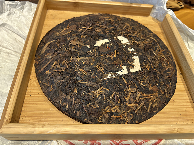 图为1999年中茶大红印铁饼