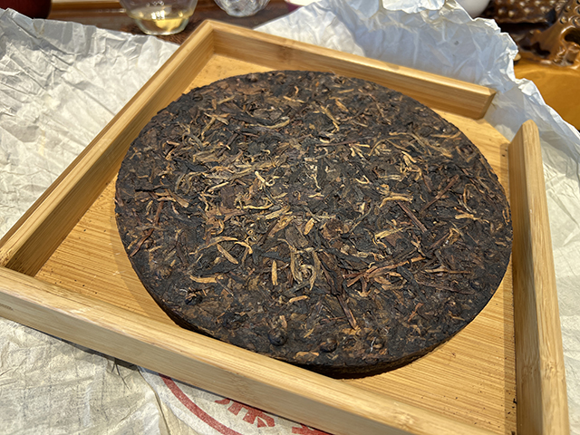 图为1999年中茶大红印铁饼