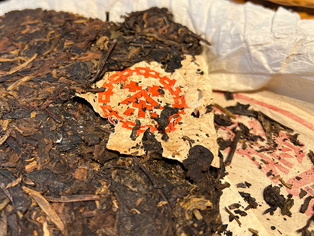 图为1999年中茶大红印铁饼