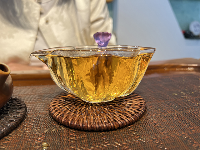 图为1999年中茶大红印铁饼