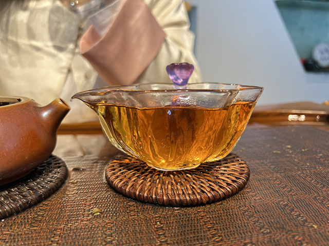 图为1999年中茶大红印铁饼