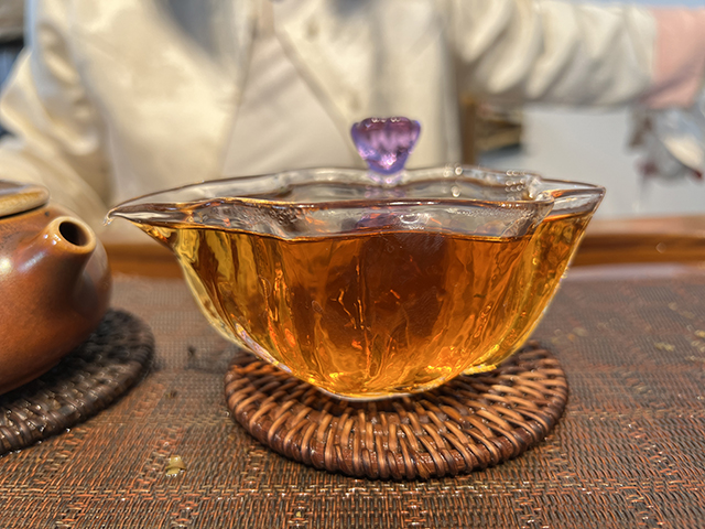 图为1999年中茶大红印铁饼