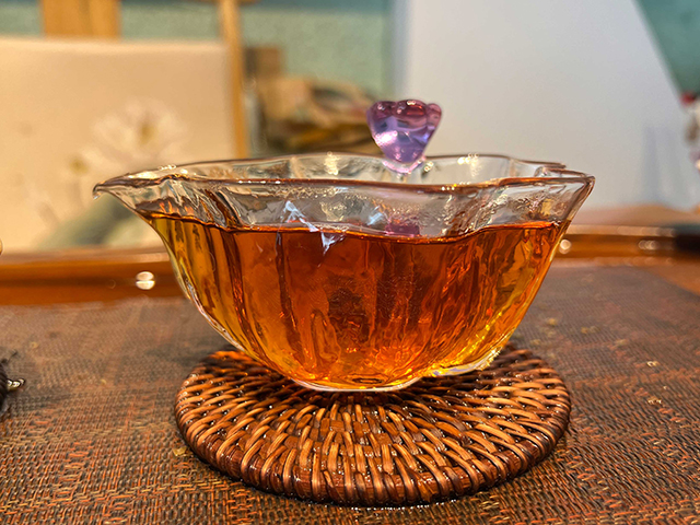 图为1999年中茶大红印铁饼