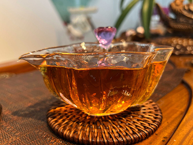 图为1999年中茶大红印铁饼