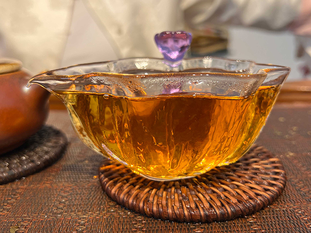 图为1999年中茶大红印铁饼