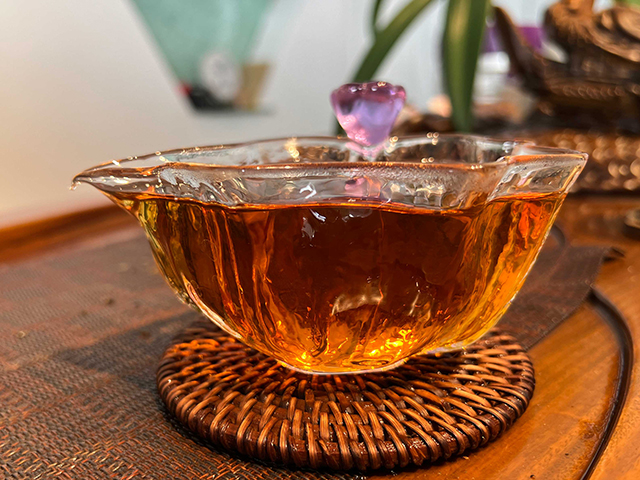 图为1999年中茶大红印铁饼