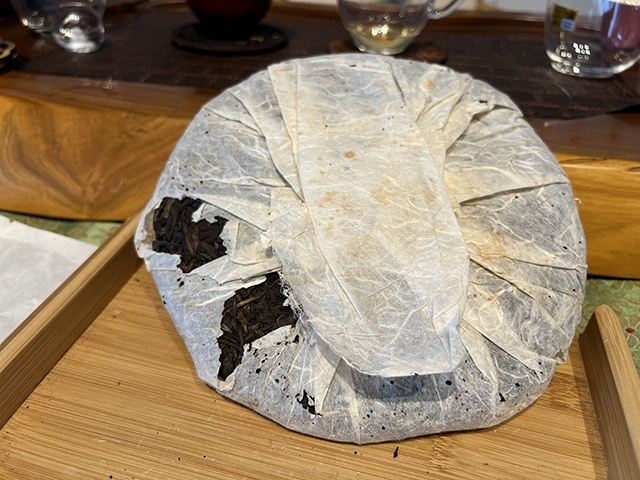 图为春城茶厂马帮牌2002年攸乐青饼蛮砖款