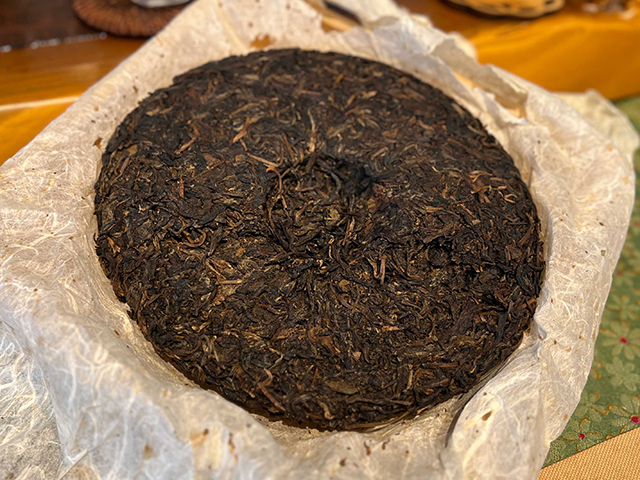 图为春城茶厂马帮牌2002年攸乐青饼蛮砖款