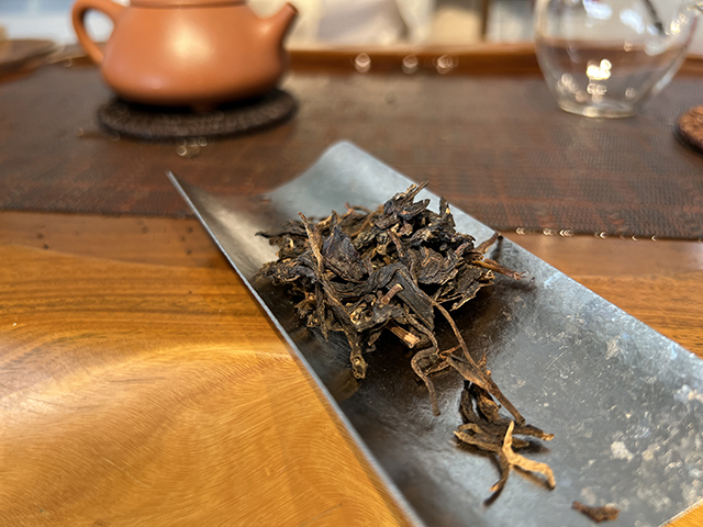 图为春城茶厂马帮牌2002年攸乐青饼蛮砖款