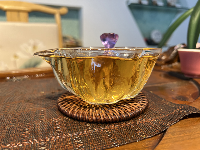 图为春城茶厂马帮牌2002年攸乐青饼蛮砖款