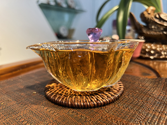 图为春城茶厂马帮牌2002年攸乐青饼蛮砖款