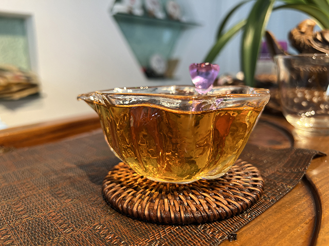 图为春城茶厂马帮牌2002年攸乐青饼蛮砖款