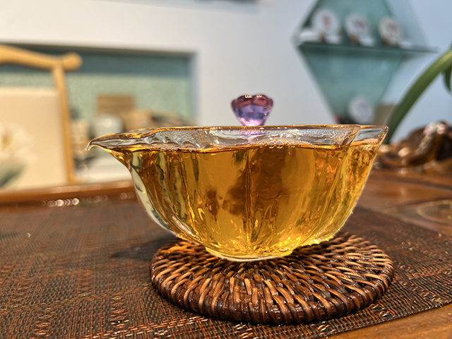 图为春城茶厂马帮牌2002年攸乐青饼蛮砖款