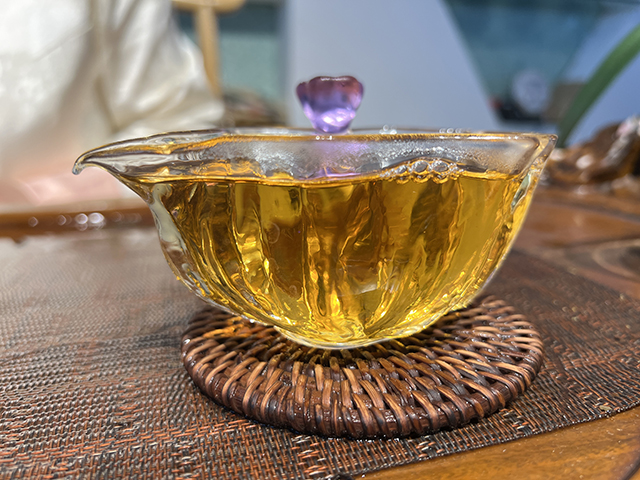 图为春城茶厂马帮牌2002年攸乐青饼蛮砖款