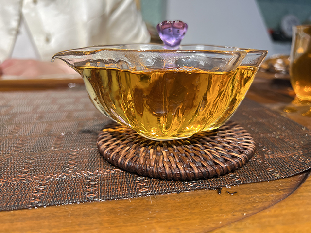 图为春城茶厂马帮牌2002年攸乐青饼蛮砖款