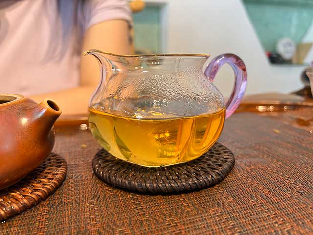 图为老昆明茶厂90年代7542青饼