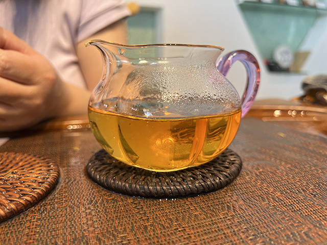 图为老昆明茶厂90年代7542青饼