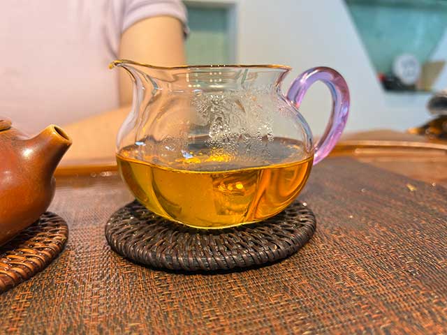 图为老昆明茶厂90年代7542青饼