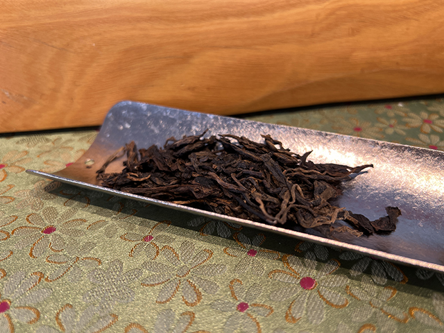 图为茗普号2002年易武古树青饼125克饼