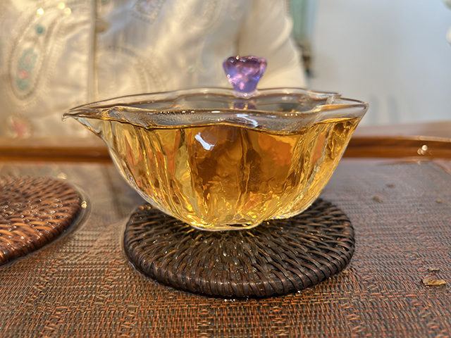 图为茗普号2002年易武古树青饼125克饼