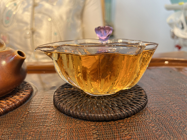 图为茗普号2002年易武古树青饼125克饼