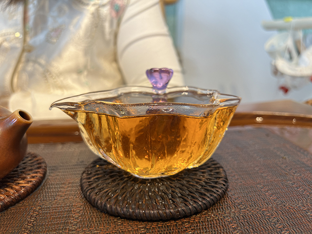 图为茗普号2002年易武古树青饼125克饼