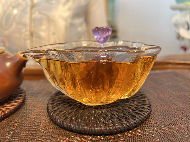 图为茗普号2002年易武古树青饼125克饼