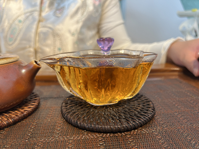 图为茗普号2002年易武古树青饼125克饼