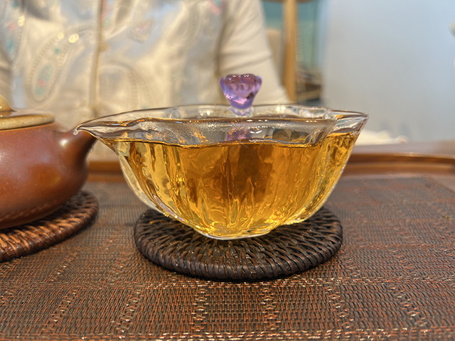 图为茗普号2002年易武古树青饼125克饼