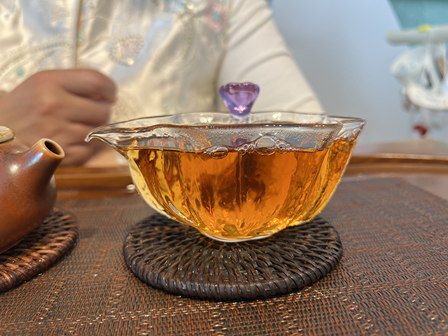 图为茗普号2002年易武古树青饼125克饼