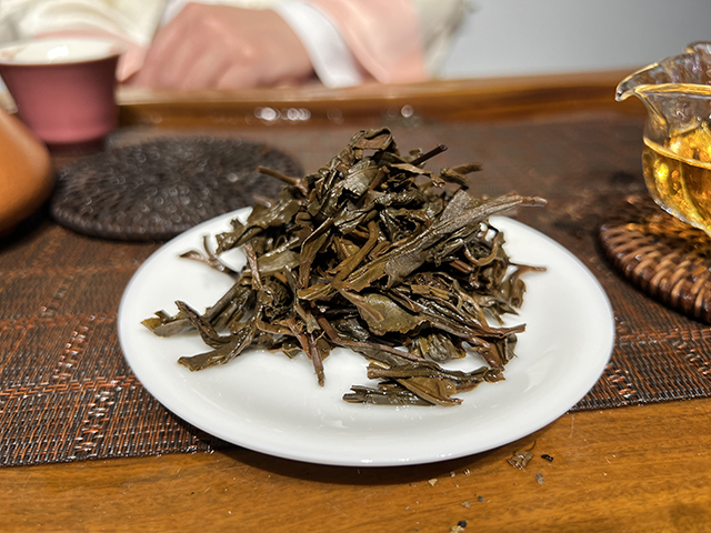 图为春城茶厂马帮牌2002年攸乐青饼蛮砖款