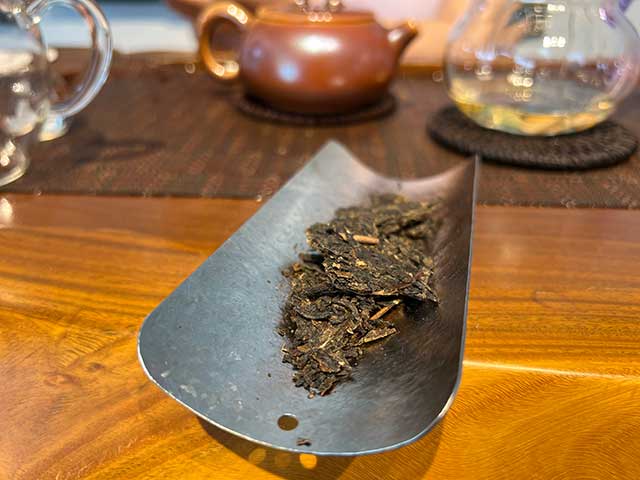 图为老昆明茶厂90年代7542青饼