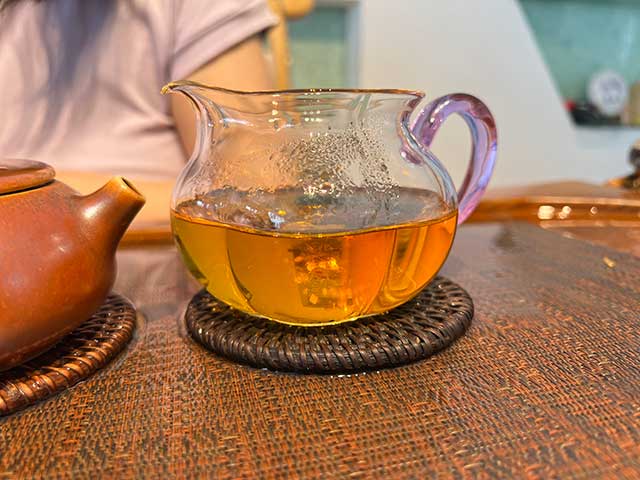 图为老昆明茶厂90年代7542青饼