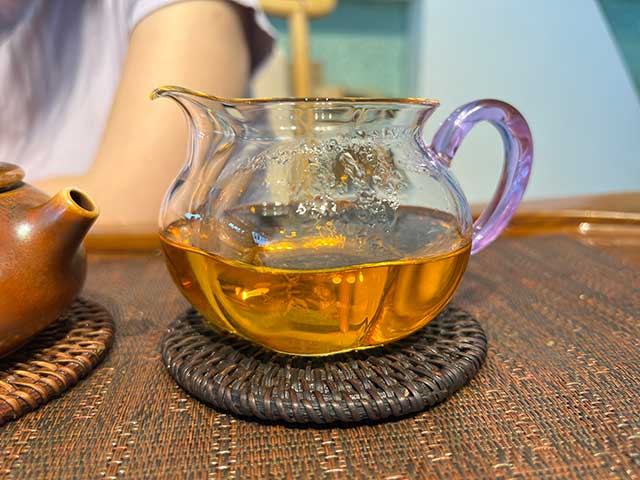 图为老昆明茶厂90年代7542青饼