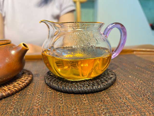 图为老昆明茶厂90年代7542青饼