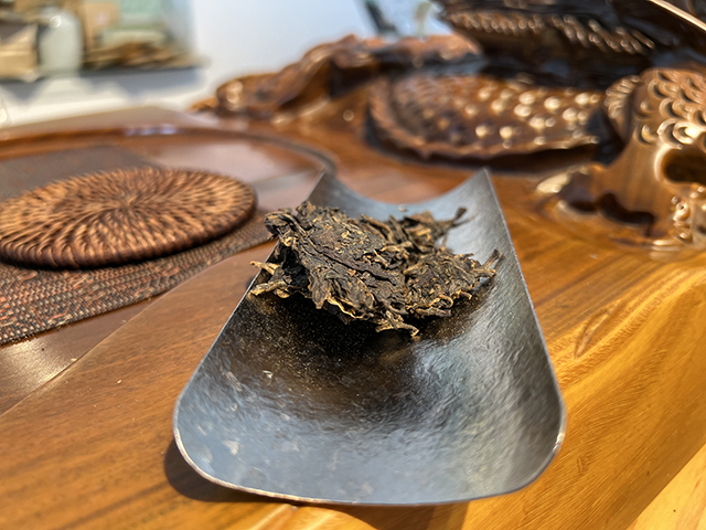 图为1999年9902批易武正山大叶青红印圆茶