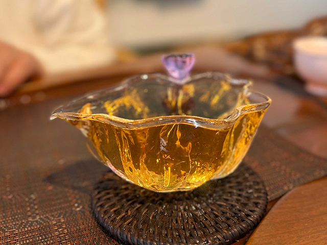 图为1999年9902批易武正山大叶青红印圆茶