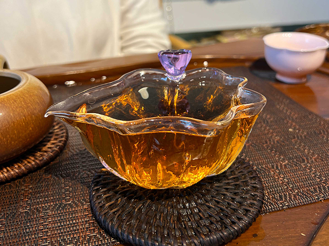 图为1999年9902批易武正山大叶青红印圆茶