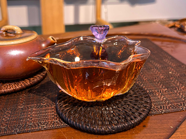 图为1999年9902批易武正山大叶青红印圆茶