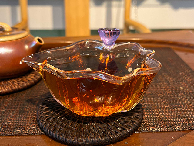 图为1999年9902批易武正山大叶青红印圆茶