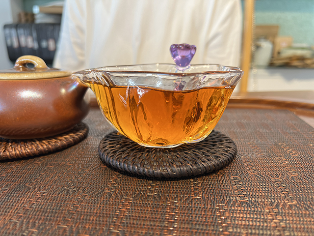 图为1999年9902批易武正山大叶青红印圆茶