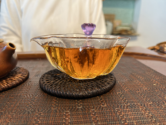 图为1999年9902批易武正山大叶青红印圆茶