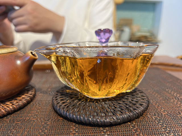 图为1999年9902批易武正山大叶青红印圆茶